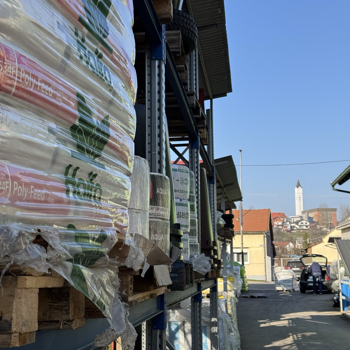 Vanjska skladišta — pogled na Pleternicu